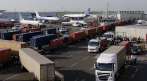 Грузоперевозки внутри страны и за пределами: автотранспорт, железнодорожные и авиаперевозки, контейнерные перевозки и склады